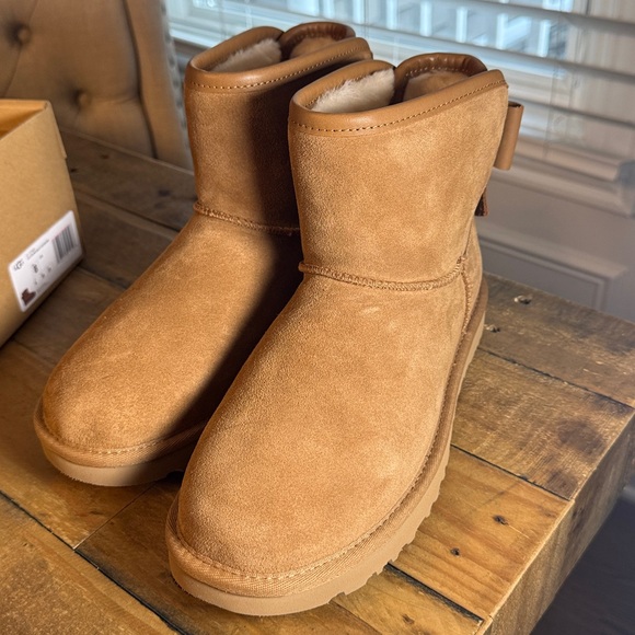 UGG Ultra Mini Bailey Leather Bow Size 8 - Picture 13 of 13